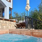 Луксозна вила Momino *